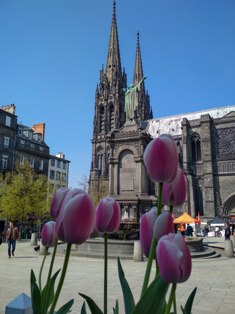 La Cathédrale et la statue d'Urbain II sur la Place de la Victoire